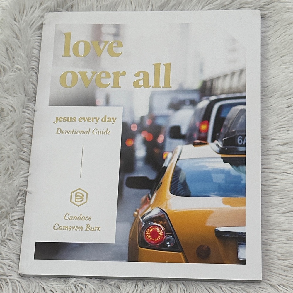 🌴 NWT Love Over All Jesus Everyday Devotional Guide by Candace Cameron Bure - Picture 1 of 2